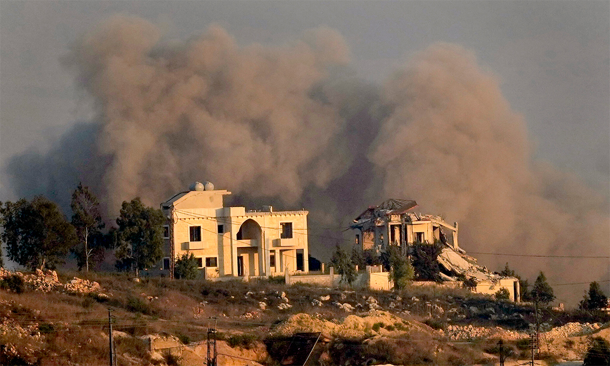 Khói bốc lên từ vị trí ở thị trấn Khiam, miền nam Lebanon sau khi Israel không kích ngày 24/9. Ảnh: AFP