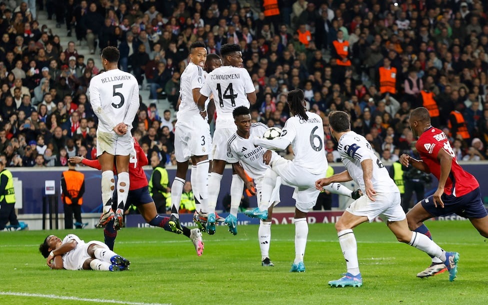 7t5nfcvjobhvrpfjvn6cpdm754-7336-1727917232-1 Camavinga (số 6) để bóng chạm tay trong vòng cấm, dẫn đến quả phạt đền khiến Real thua Lille ở lượt hai Champions League trên sân Pierre Mauroy, Pháp ngày 2/10. Ảnh: AS