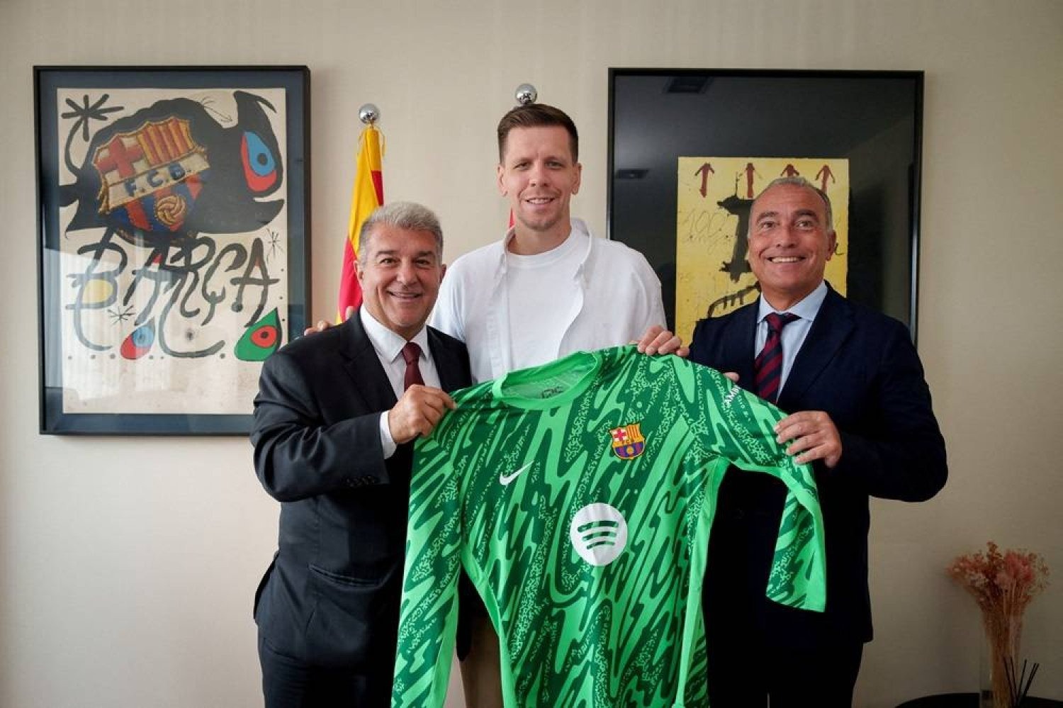 803847-0-9552-1727910238-1 Szczesny (giữa) ra mắt tại trụ sở Barca ngày 2/10. Ảnh: Reuters