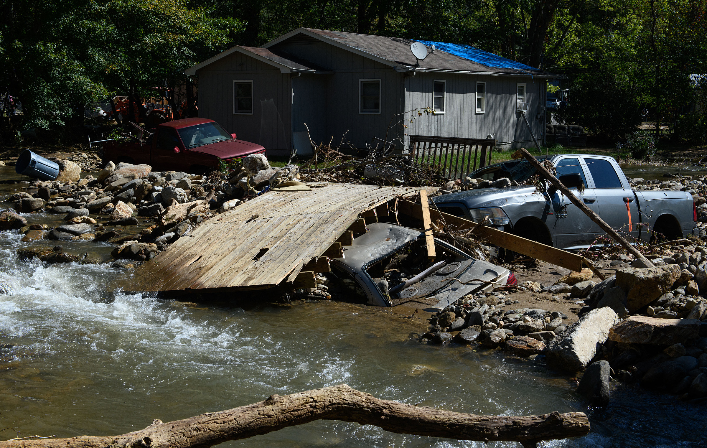 afp-20241002-2175403947-v1-hig-5244-9480-1727911300-1 Những chiếc xe và ngôi nhà bị hư hại do bão Helene ở bang Bắc Carolina ngày 2/10. Ảnh: AFP