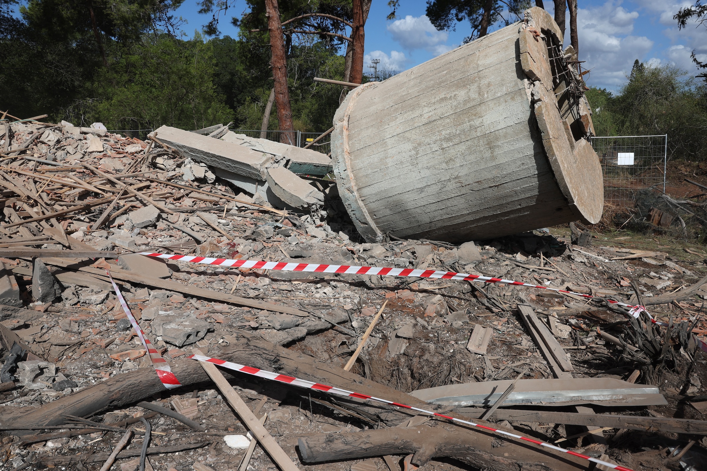 afp-20241002-36hx737-v1-highre-7011-1255-1727881705-1 Đống đổ nát sau cuộc tập kích tên lửa của Iran vào Hod HaSharon, Israel ngày 2/10. Ảnh: AFP