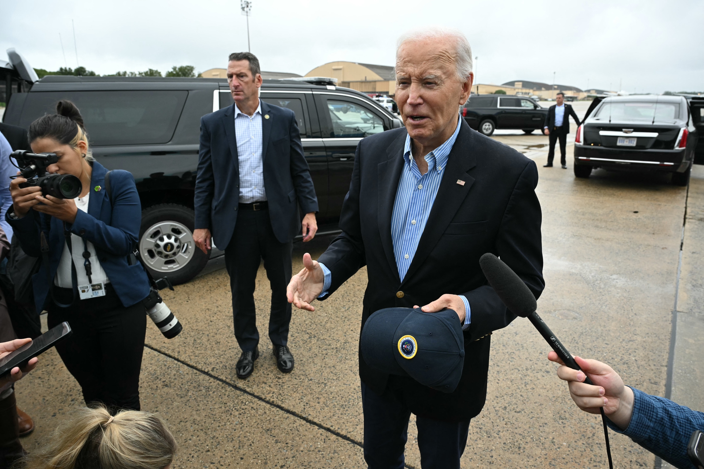 Tổng thống Mỹ Joe Biden trả lời phóng viên trước khi lên Không lực Một tại căn cứ quân sự Andrews ở Maryland ngày 2/10. Ảnh: AFP