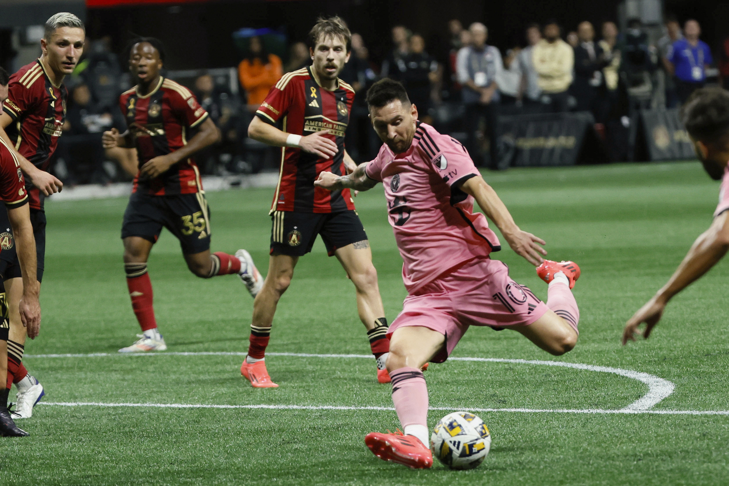 Tiền đạo Inter Miami Lionel Messi (10) dứt điểm trong trận gặp chủ nhà Atalanta ở MLS ngày 18/9/2024. Ảnh: AP