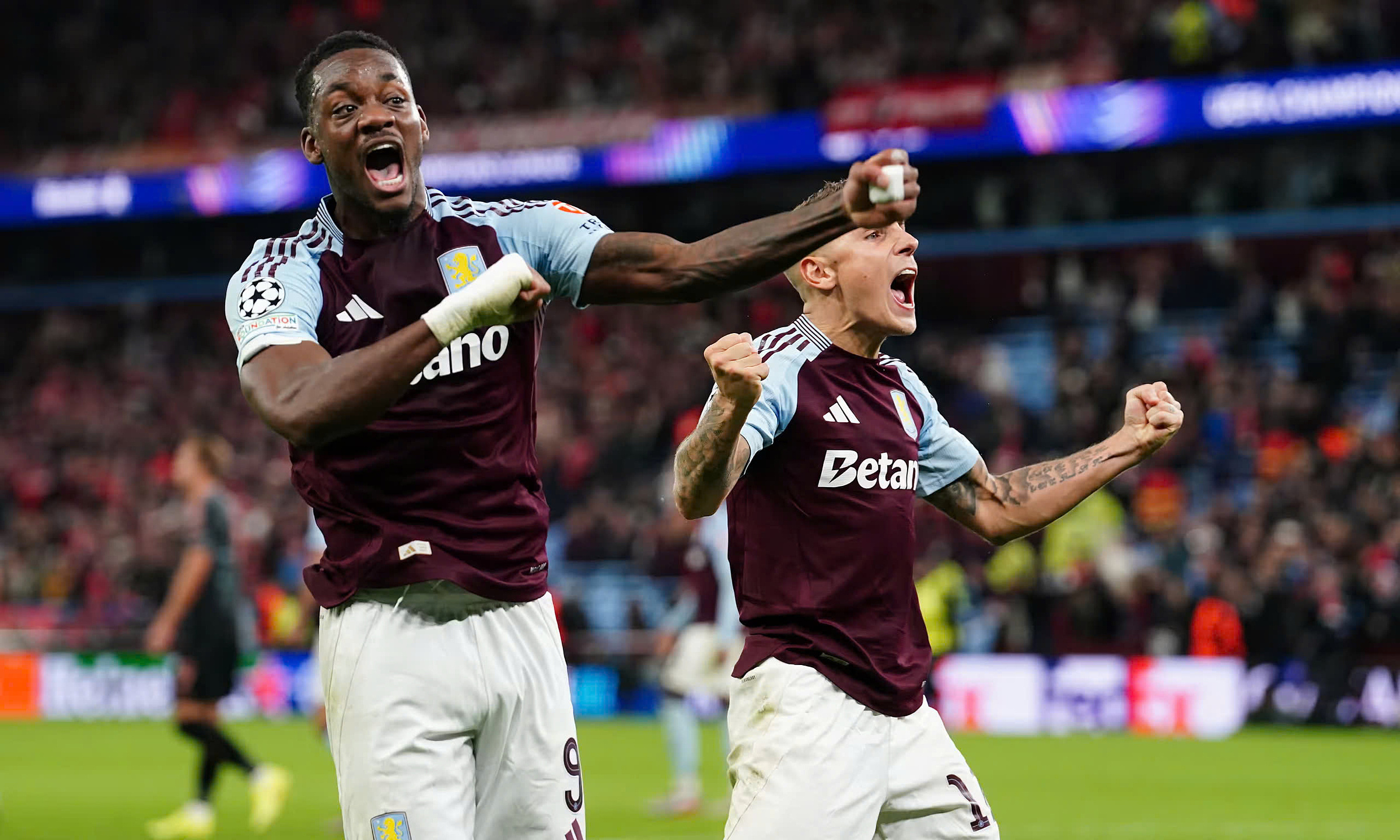 Jhon Duran (trái) mừng chiến thắng trước Bayern. Ảnh: PA