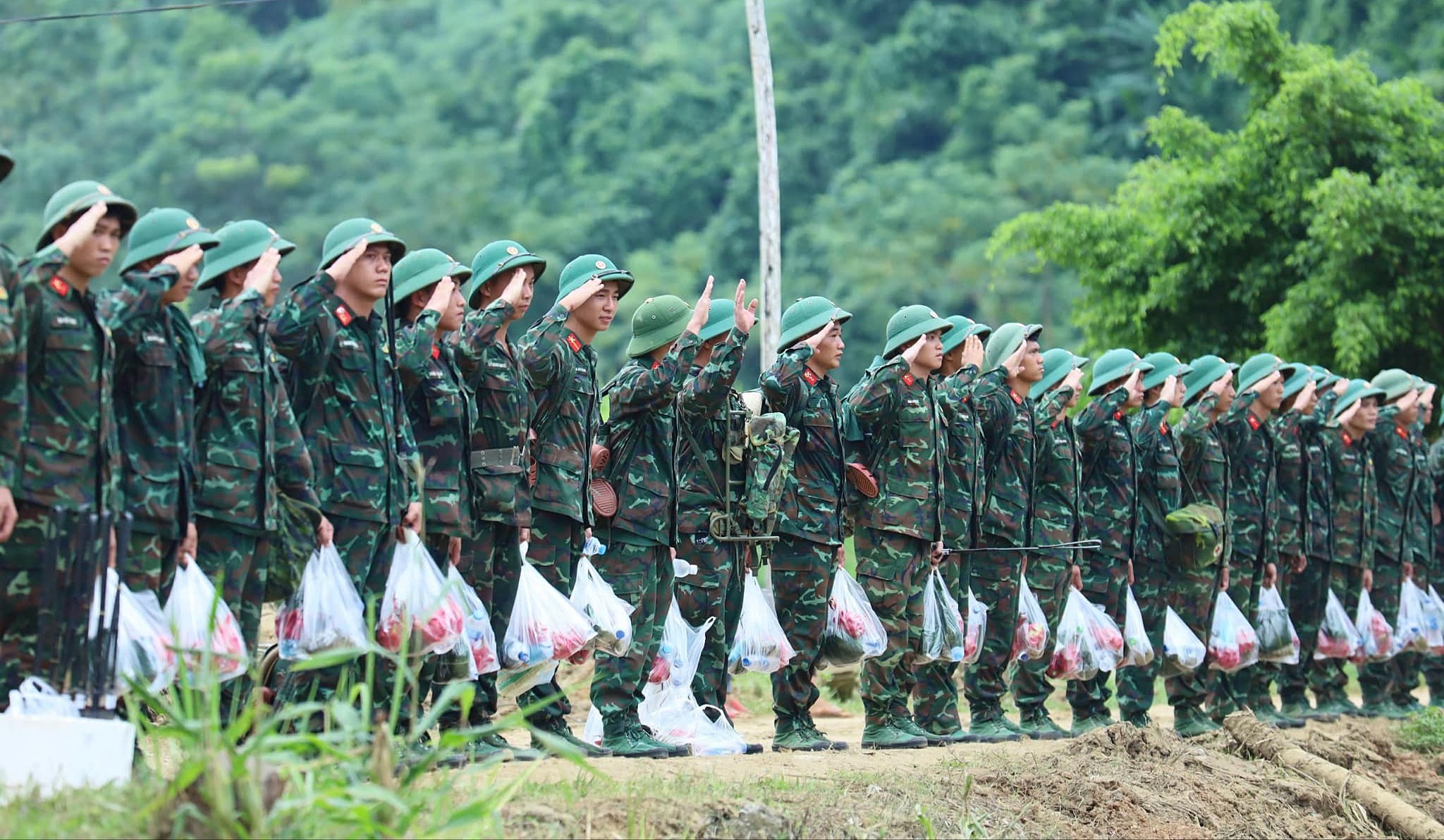 Bộ đội chào theo điều lệnh để mặc niệm những nạn nhân xấu số. Ảnh: Văn Trương