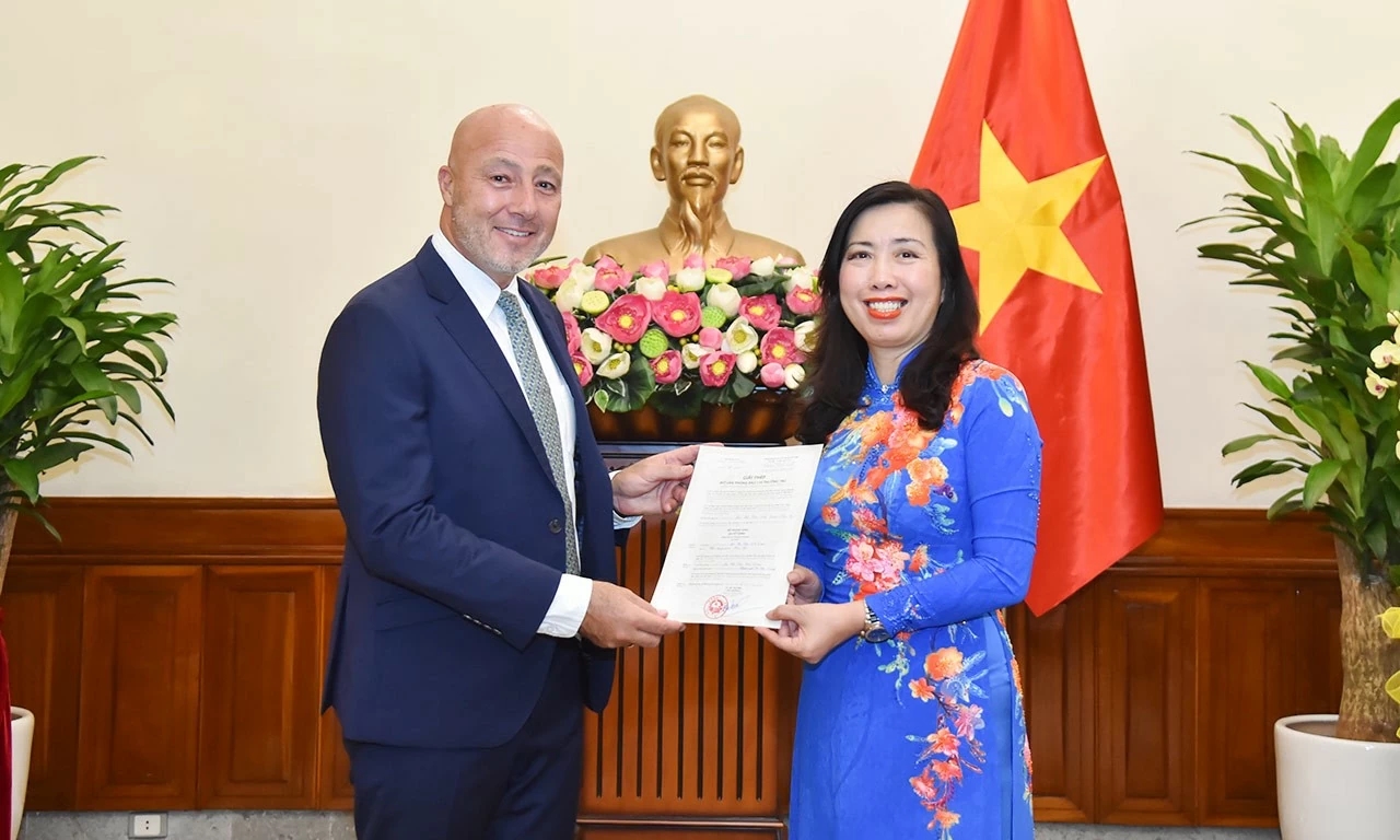 cats-3064-1725590277 Thứ trưởng Ngoại giao Lê Thị Thu Hằng trao giấy phép cho ông Damien Cave, phóng viên thường trú, trưởng đại diện văn phòng thường trú báo New York Times tại Việt Nam. Ảnh: Báo Thế giới và Việt Nam