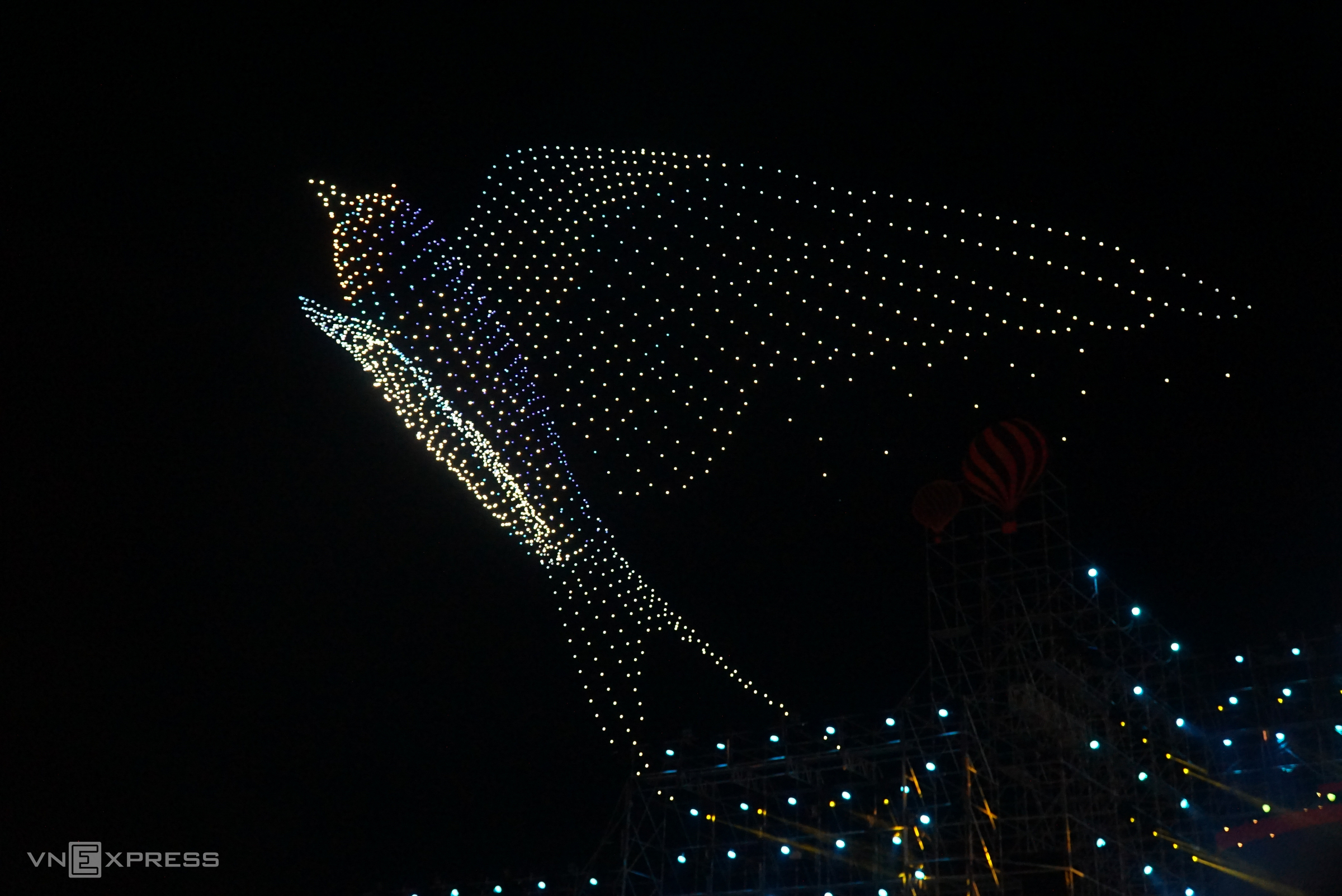 drone-10-1685811768-4489-1727771512-1 Các drone trình diễn hình ảnh chim yến bay lên bầu trời trong đêm khai mạc Festival Biển Nha Trang - Khánh Hoà 2023. Ảnh: Bùi Toàn