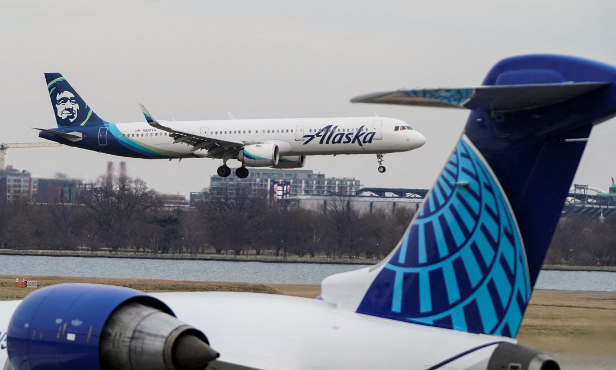 Một máy bay của hãng Alaska Airlines chuẩn bị đáp xuống sân bay ở Arlington, Virginia, hồi tháng 1/2022. Ảnh: Reuters