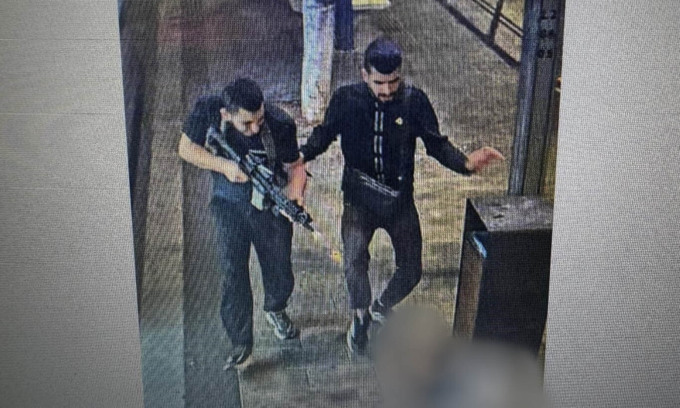 gy0wikdxuaiqxko-3341-1727863380-1 Hai nghi phạm xả súng, đâm dao ở thành phố Tel Aviv, Israel, tối 1/10. Ảnh: Times of Israel