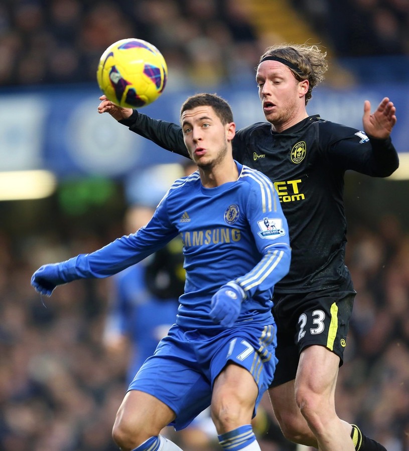 image-1285-1726188945 Ronnie Stam (phải) tranh bóng với Eden Hazard trong trận Ngoại hạng Anh giữa Chelsea với Wigan tháng 1/2022. Ảnh: ANP