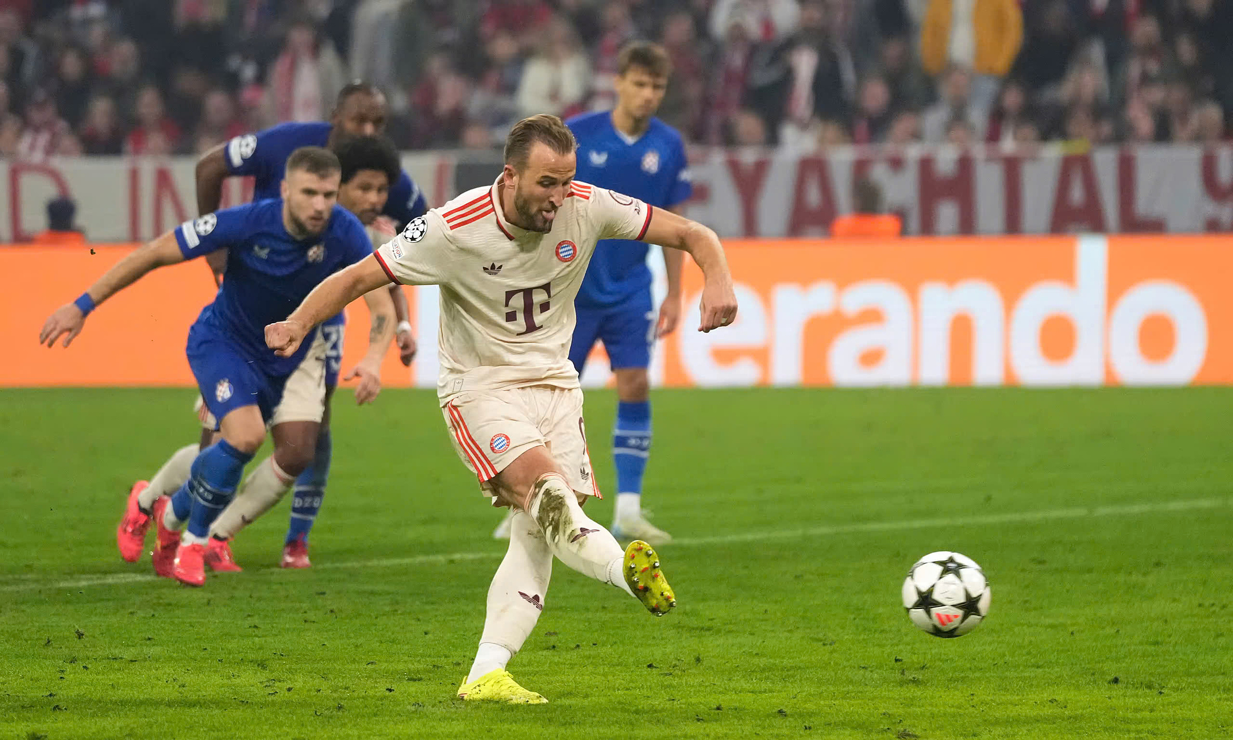 kane-1726608130-5186-1726608134 Harry Kane sút phạt đền hoàn tất cú poker trong trận Bayern thắng Dinamo Zagreb trên sân Allianz, thành phố Munich, Đức, lượt đầu Champions League tối 17/9/2024. Ảnh: AP