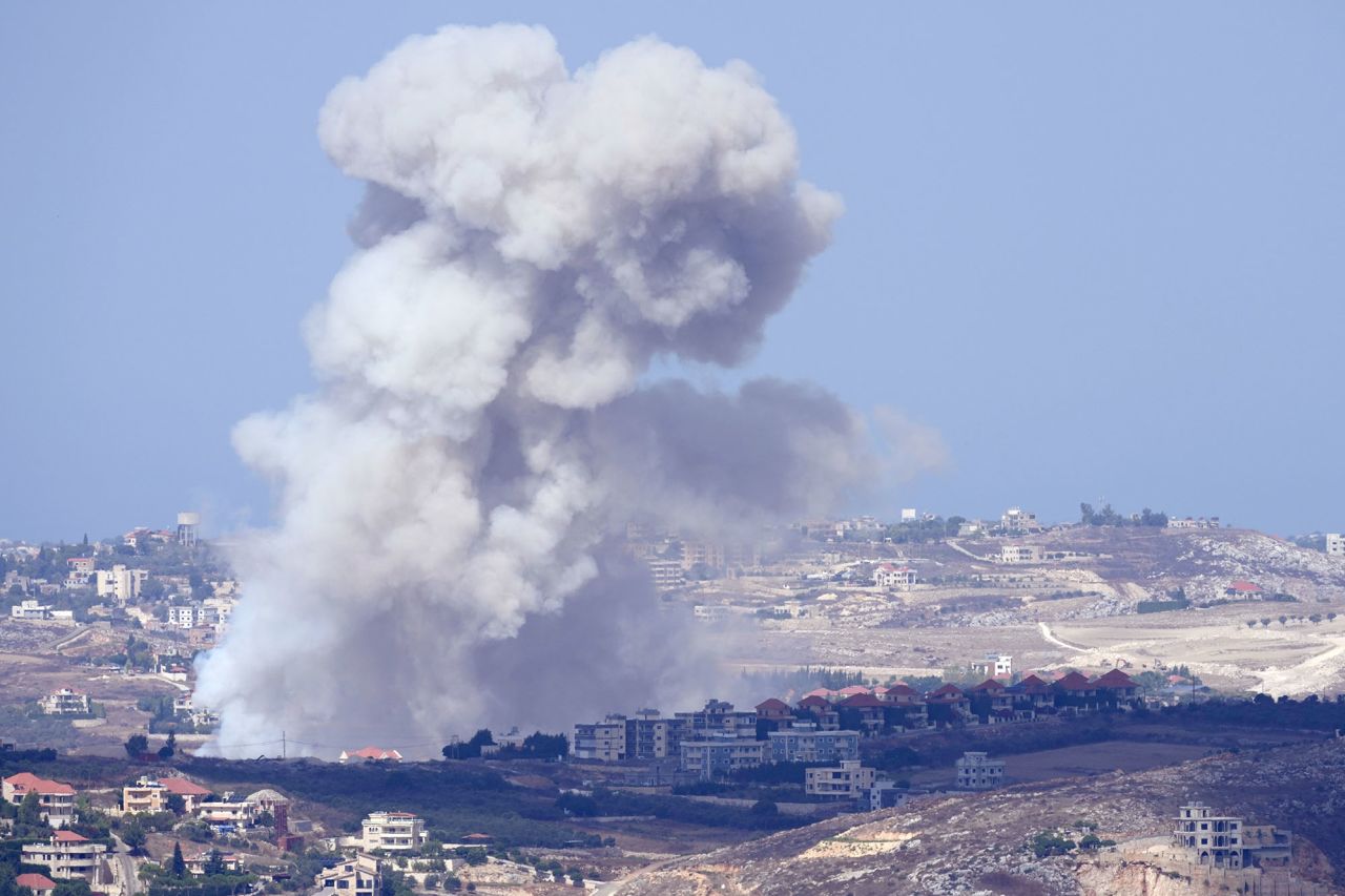 Khói bốc lên sau các cuộc không kích của Israel vào Nabatiyeh, miền nam Lebanon ngày 23/9. Ảnh: AP