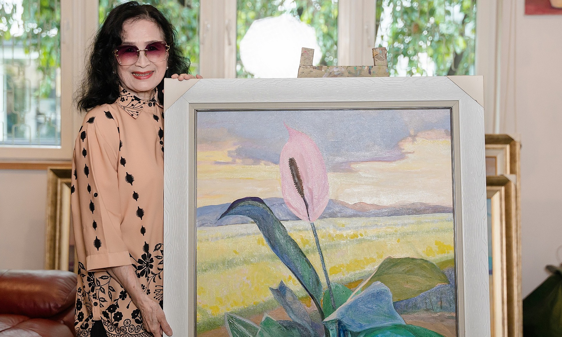 Nghệ sĩ Trà Giang bên bức tranh Hồn quê. Ảnh: Nhân vật cung cấp