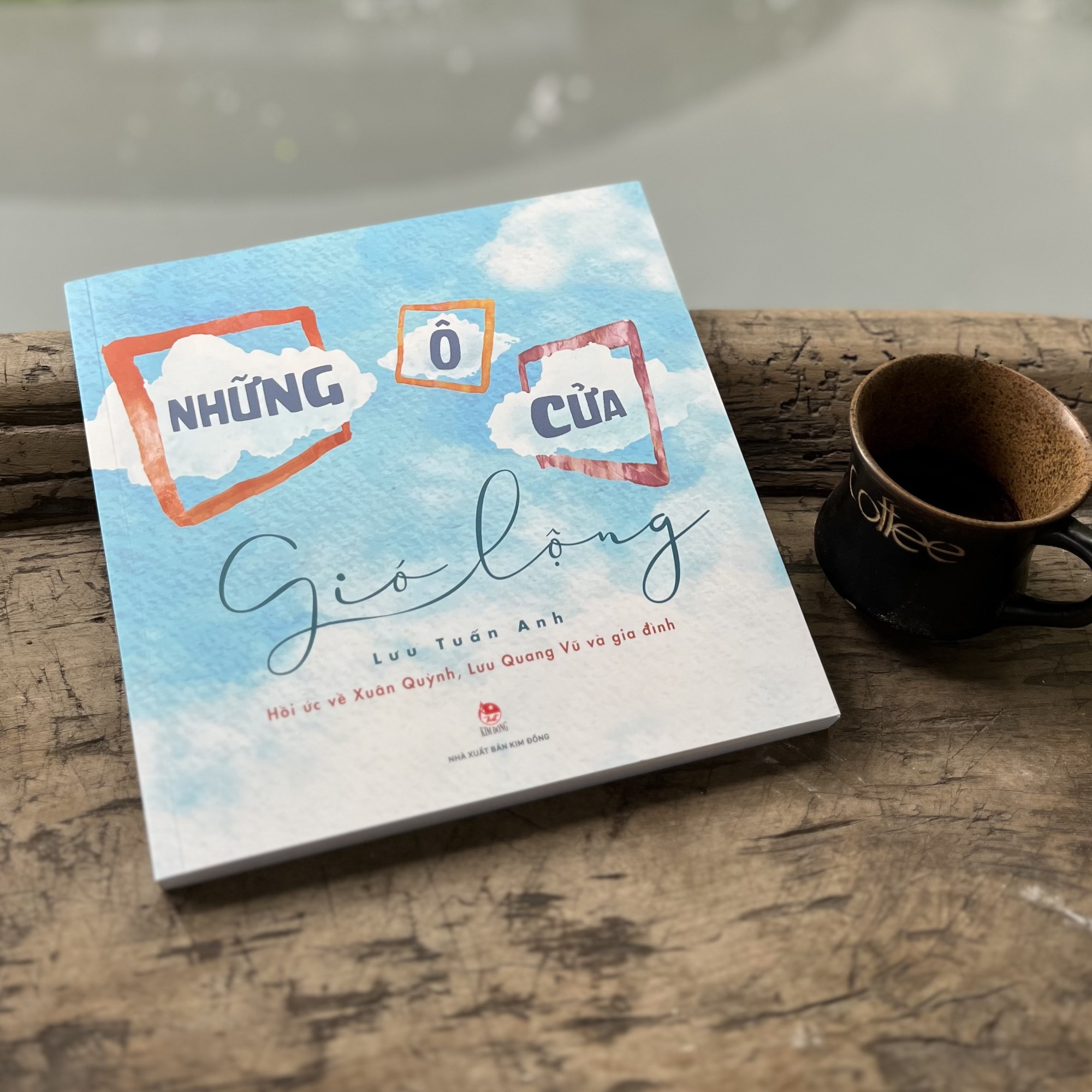 nhung-o-cua-gio-long-nxb-kim-d-3066-7377-1725455132 Bìa cuốn Những ô cửa gió lộng. Ảnh: Nhà xuất bản cung cấp