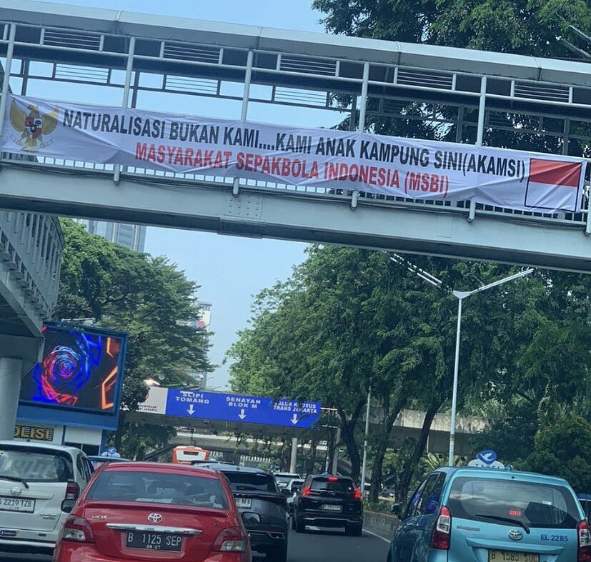 phong-trao-chong-nhap-tich-cau-1632-2257-1727867254-1 Biểu ngữ phản đối cầu thủ nhập tịch ở cầu vượt dành cho người đi bộ tại thủ đô Jakarta, Indonesia. Ảnh X/Endragnwn