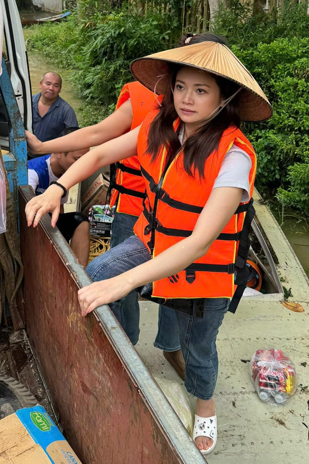 phuong-anh-11-1317-1726048859 Diễn viên Kiều Anh ở vùng lũ hôm 10/9. Ảnh: Nhân vật cung cấp