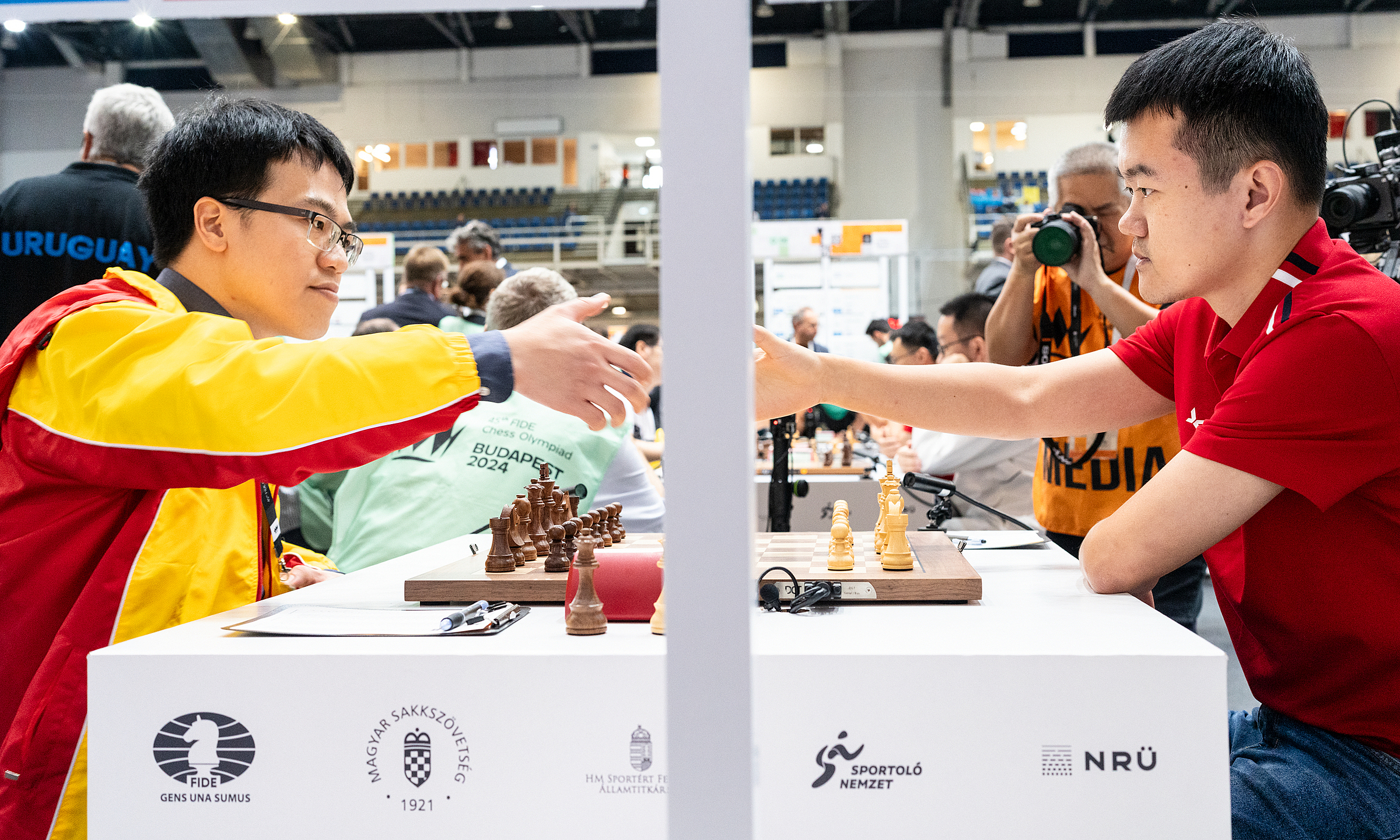 quang-liem-ding-3-1726578565-1-3433-9958-1726585779 Lê Quang Liêm (trái) trong ván thắng Đinh Lập Nhân ở vòng sáu bảng Mở rộng Olympiad cờ vua tại Budapest, Hungary ngày 16/9/2024. Ảnh: FIDE