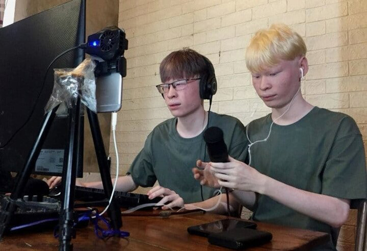 song-sinh-2-1-6618-1727624913-1 Xuân Huy (đeo kính) và Xuân Hùng chuẩn bị cho một buổi livestream tại nhà. Anh: Nhân vật cung cấp