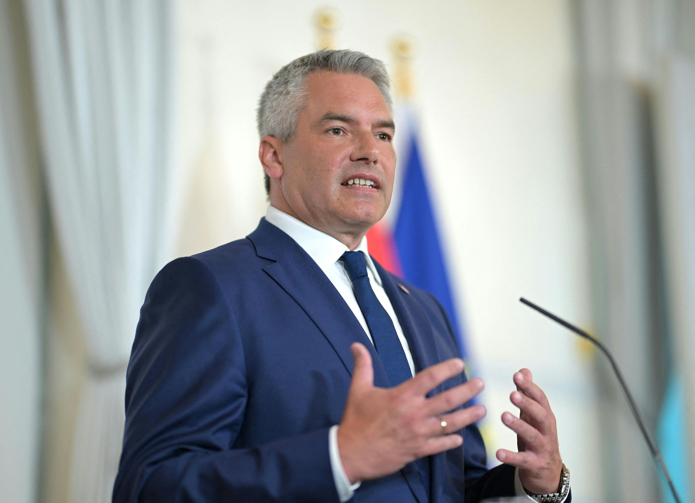 thu-tu-o-ng-a-o-6524-1725588451 Thủ tướng Áo Karl Nehammer trả lời họp báo ngày 8/8 tại Vienna. Ảnh: AFP