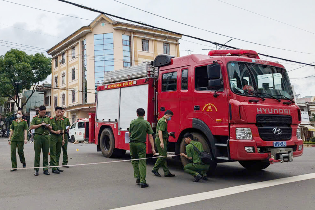 Cảnh sát khám nghiệm, điều tra nguyên nhân tai nạn. Ảnh: Trần Hóa