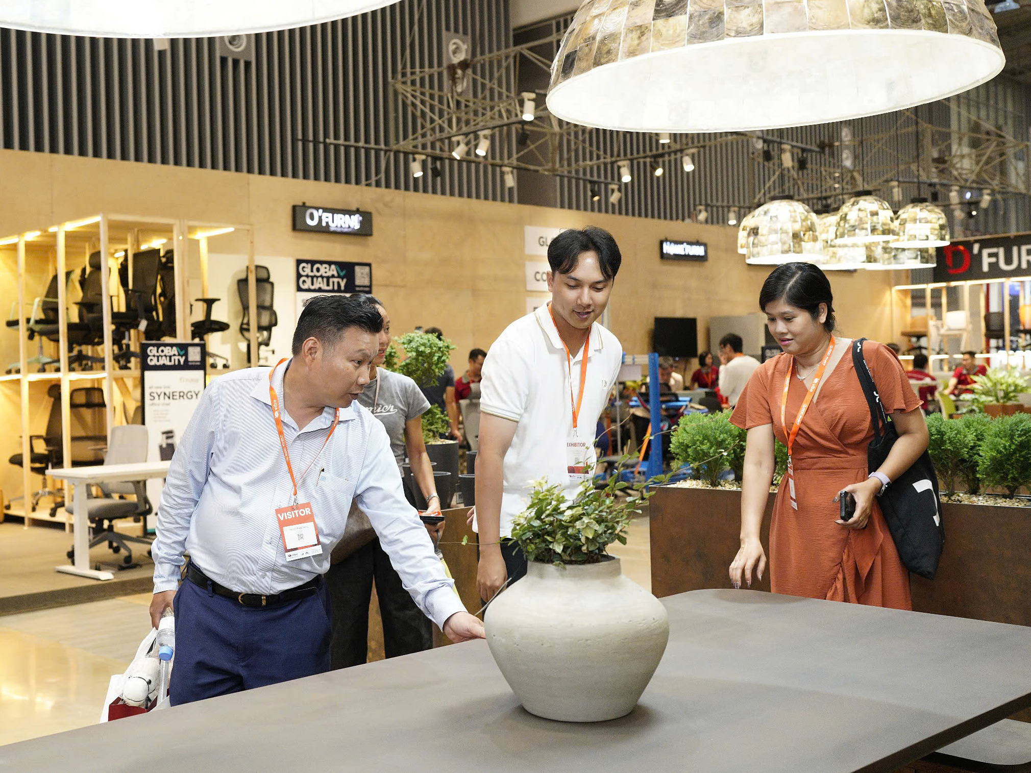 Khách tham quan đồ nội thất tại VIBE Expo sáng 2/10 tại TP HCM. Ảnh ban tổ chức