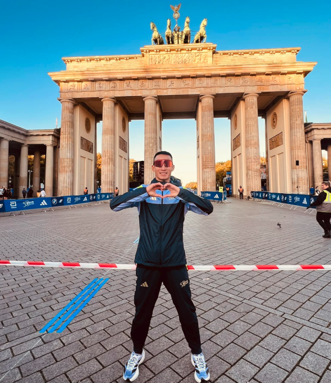 Phạm Tiến Sản ở cổng Brandenburg, nơi xuất phát của Berlin Marathon. Ảnh: Facebook/Phạm Tiến Sản