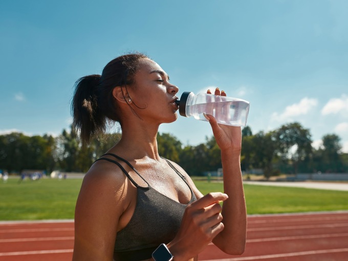 hydrate20after20workout-173345-2942-5262-1733454201 Các runner nên uống từng ngụm nhỏ, thay vì uống quá nhiều trong một lần, khi chạy bộ. Ảnh: SELF