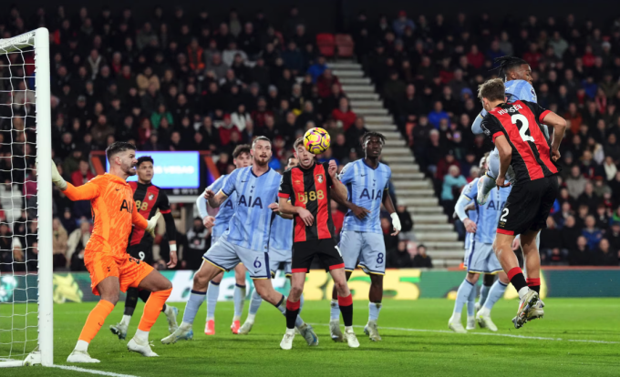 screenshot-2024-12-06-at-06-39-5384-8504-1733442119 Huijsen ghi bàn, mang về chiến thắng cho Bournemouth trước Tottenham vào tối 5/12. Ảnh: PA
