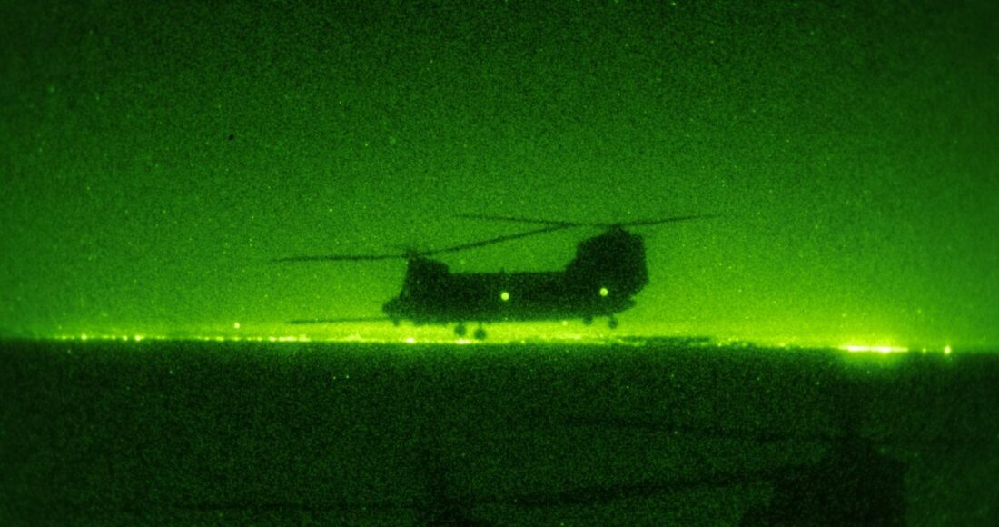 Trực thăng MH-47 của Trung đoàn số 160 huấn luyện tiếp dầu ban đêm ở bang California hồi năm 2019. Ảnh: US Army