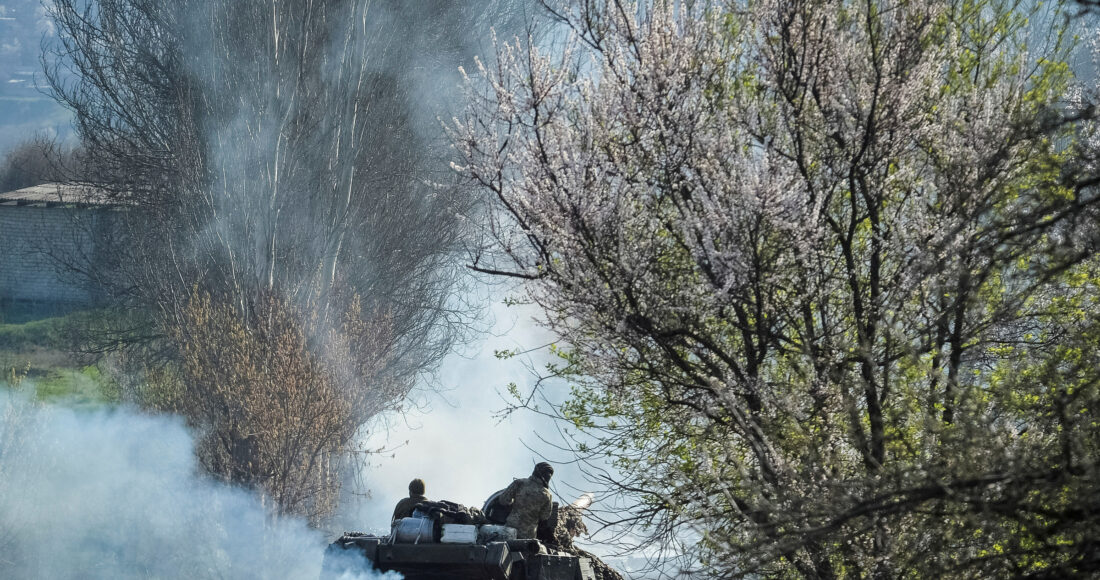 Xe tăng Ukraine gần tiền tuyến thành phố Bakhmut ngày 10/4. Ảnh: Reuters