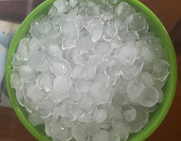 Hạt mưa đá xuất hiện ở thị trấn Lao Bảo. Ảnh: Ng.Kh