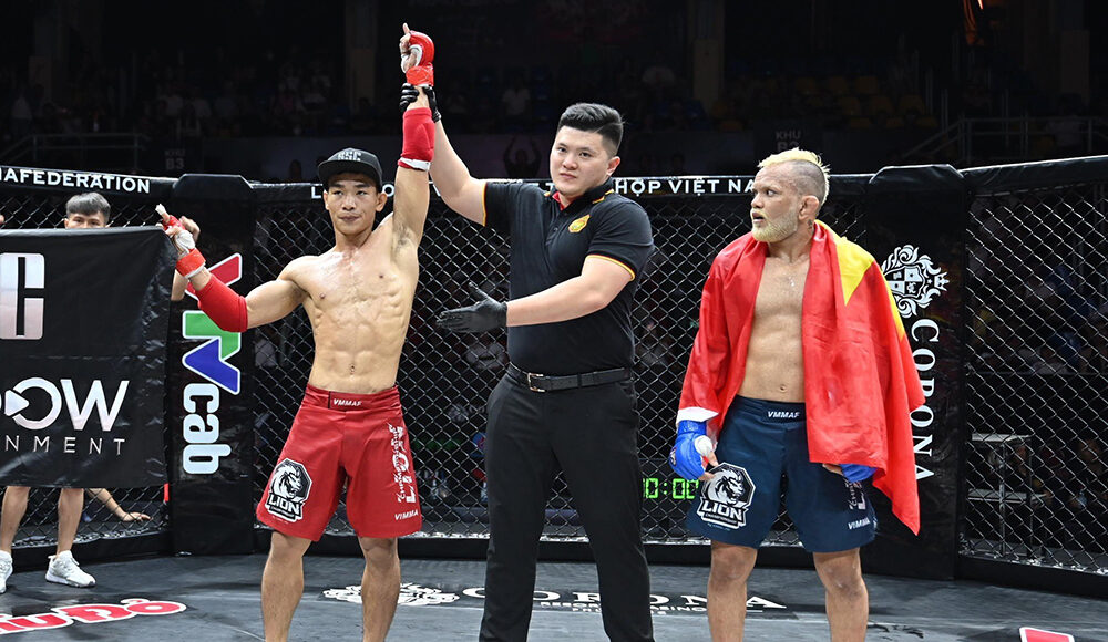 Oliveira ngơ ngác không hiểu điều gì xảy ra khi trọng tài tuyên bố Ngọc Lượng là người chiến thắng tại nhà thi đấu Rạch Miễu TPHCM tối 22/4.