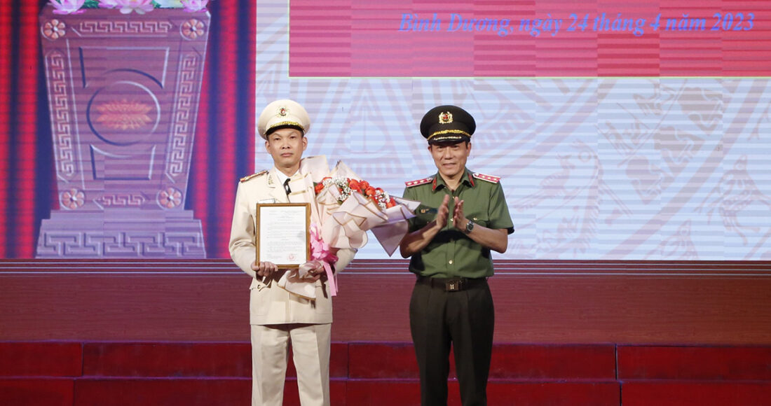 Thượng tướng Lương Tam Quang trao quyết định bổ nhiệm cho tân Giám đốc Công an tỉnh Bình Dương. Ảnh: Yên Khánh