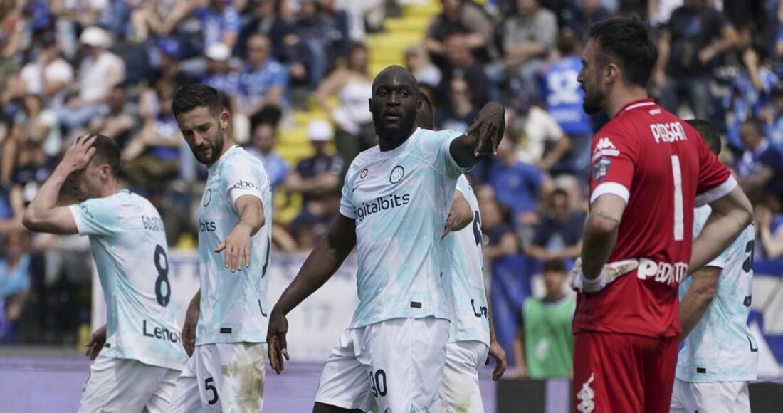 Lukaku (giữa) mừng bàn trong trận thắng Empoli tối 23/4. Ảnh: AP
