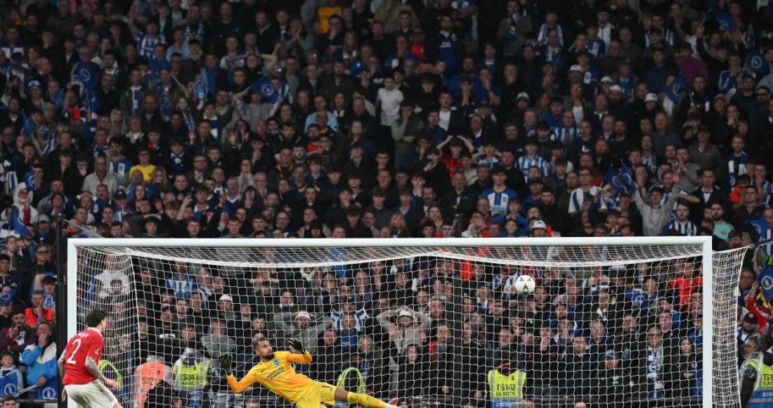 Lindelof sút thành công quả luân lưu quyết định, giúp Man Utd thắng Brighton 7-6. Ảnh: AFP