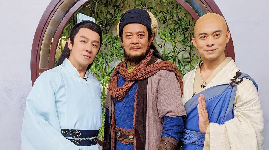 Từ trái sang: Trần Hạo Dân, Huỳnh Nhật Hoa, Phàn Thiếu Hoàng hóa trang thành Đoàn Dự, Kiều Phong và Hư Trúc, sau 26 năm. Ảnh: Mirror Media