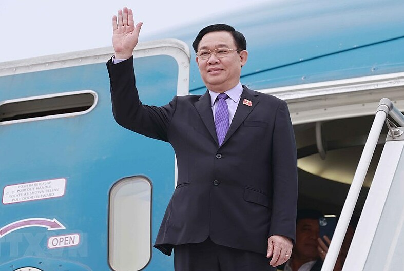 Chủ tịch Quốc hội Vương Đình Huệ tại sân bay quốc tế Ministro Pistarini, thủ đô Buenos Aires, Argentina ngày 23/4. Ảnh: TTXVN