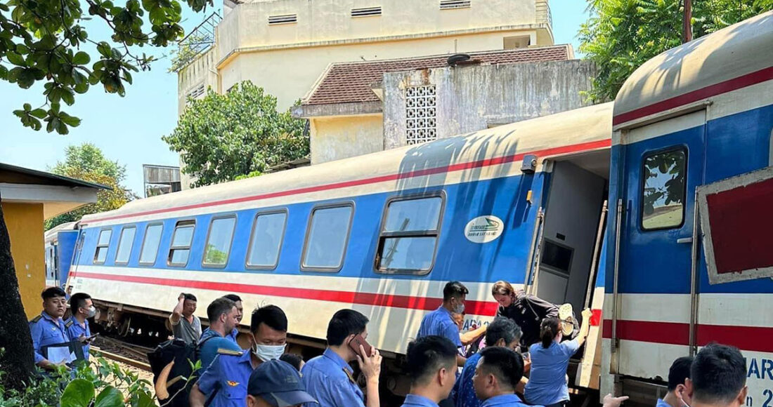 Toa số 7 tàu SE1 bị lật khi vừa ra khỏi ga Huế. Ảnh: Võ Thạnh