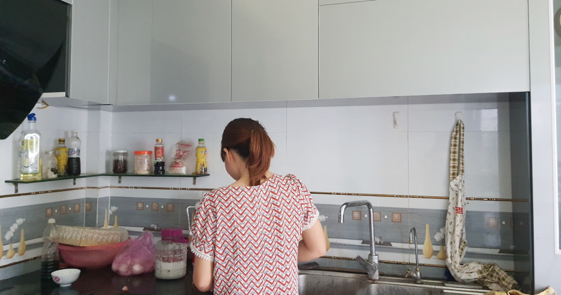 Nhiều phụ nữ bị chồng chê luộm thuộm, cẩu thả vì vừa đi làm kiếm thu nhập vừa làm việc nhà vừa phải chăm sóc con. Ảnh: Phạm Nga