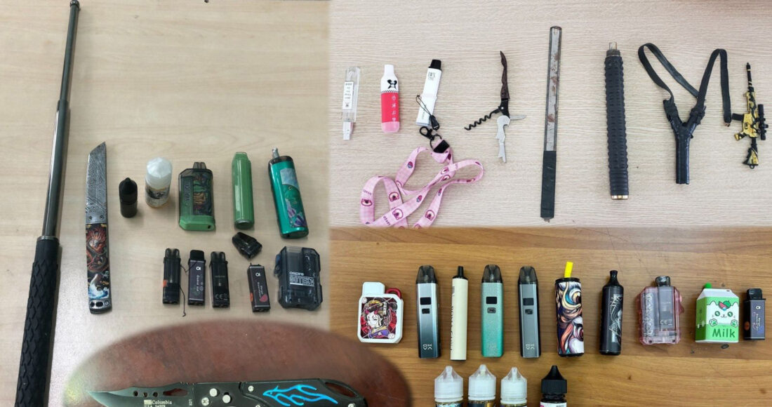 Công an thu giữ hàng trăm hung khí nguy hiểm học sinh mangh tới trường. Ảnh: Lam Sơn