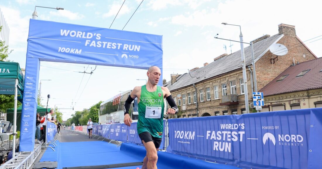 Sorokin trên đường chạy 100km giải The Worlds Fastest Run ở Vilnius, Litva ngày 14/5. Ảnh: NORD Security