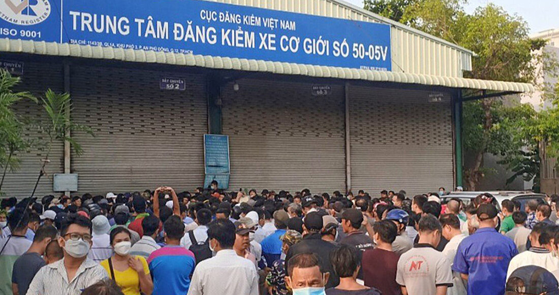 Người dân chen lấn trước trung tâm đăng kiểm 50-05V để chờ lấy phiếu hẹn đăng kiểm, sáng 25/4. Ảnh: Minh Hưng