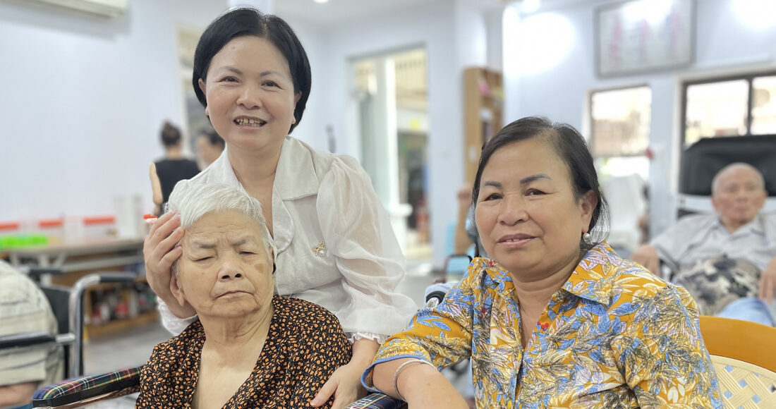 Chị Mai Thy với mẹ và chị gái tại một cơ sở dưỡng lão ở Tô Ngọc Vân, Hà Nội, sáng 6/5. Ảnh: Phan Dương