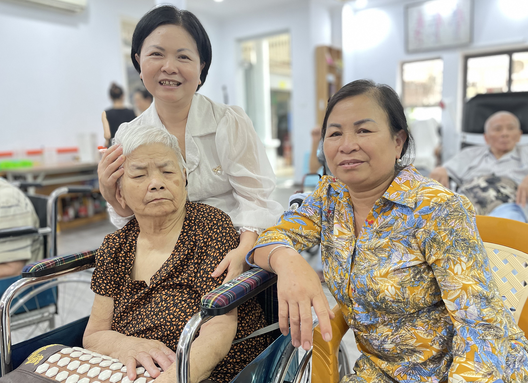 Chị Mai Thy với mẹ và chị gái tại một cơ sở dưỡng lão ở Tô Ngọc Vân, Hà Nội, sáng 6/5. Ảnh: Phan Dương