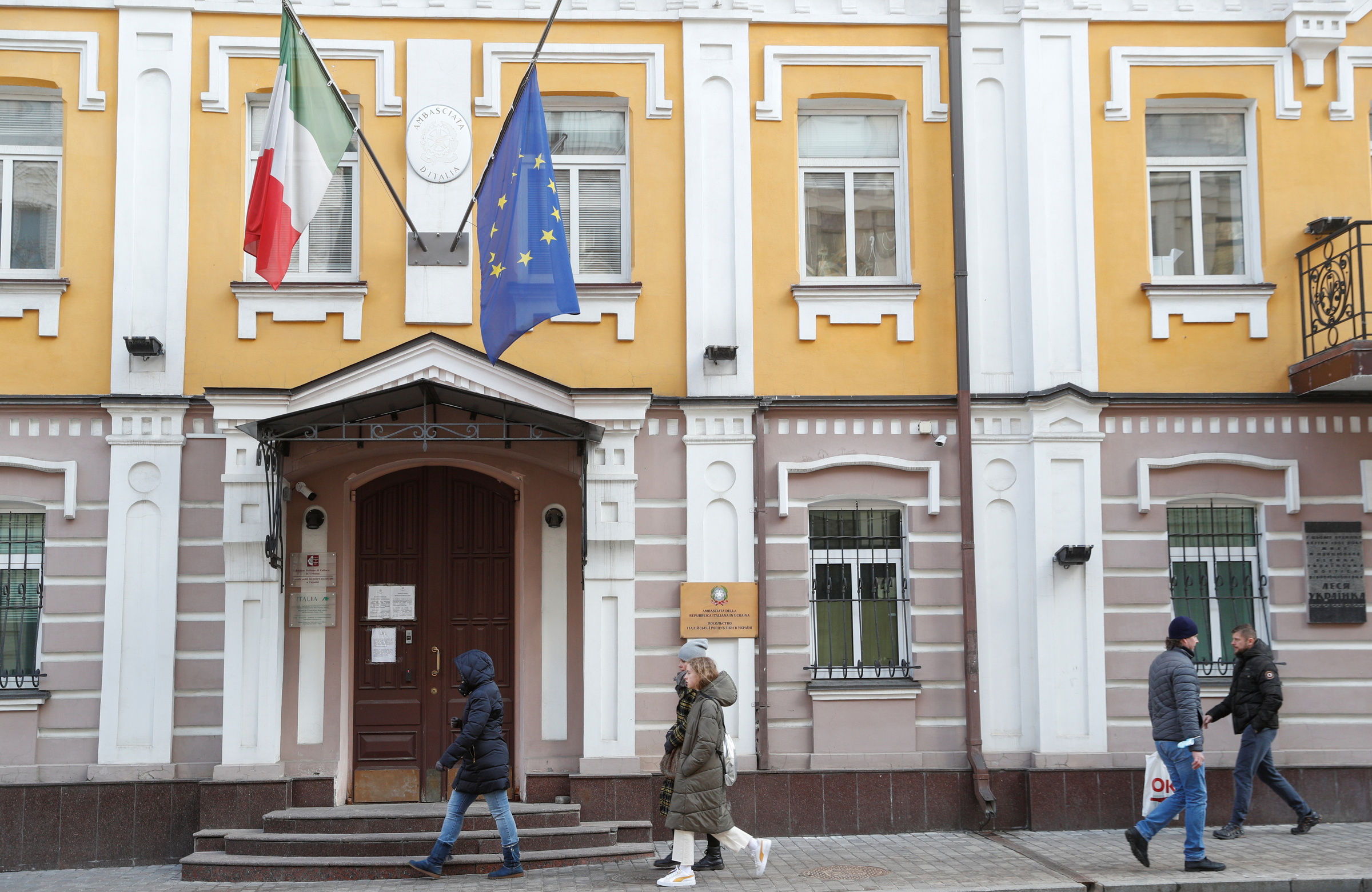 Người dân đi lại bên ngoài đại sứ quán Italy ở Kiev, Ukraine ngày 13/2/2022. Ảnh: Reuters
