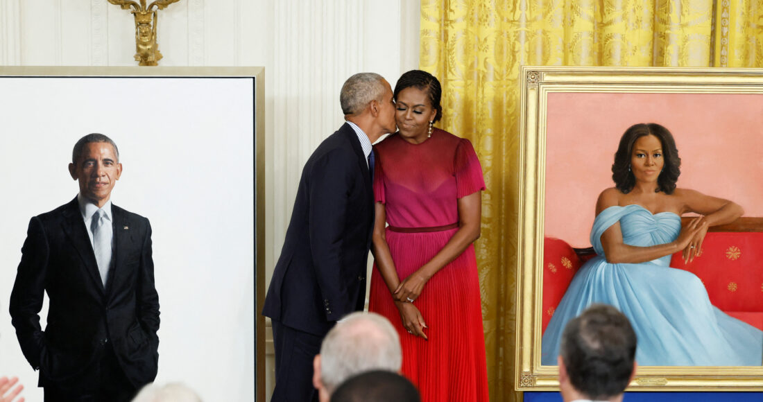 Cựu tổng thống Mỹ Barack Obama và cựu đệ nhất phu nhân Michelle Obama tại lễ công bố chân dung ở Nhà Trắng năm 2022. Ảnh: Reuters