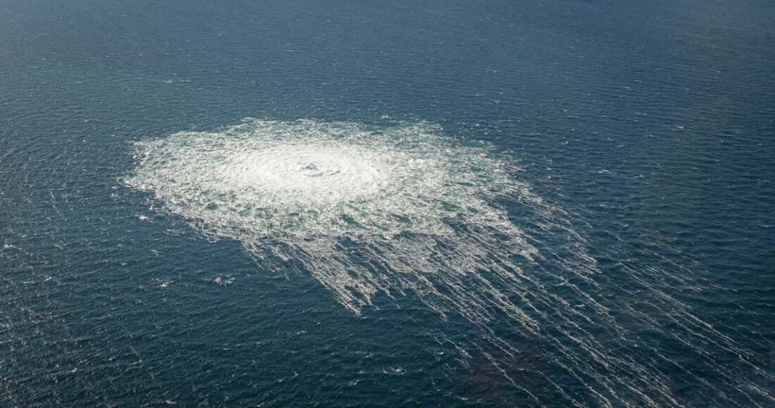 Bọt khí nổi lên từ một điểm rò rỉ trên Nord Stream 2 với đường kính khoảng 1 km trên biển Baltic, khu vực gần đảo Bornholm của Đan Mạch, ngày 27/9/2022. Ảnh: Reuters