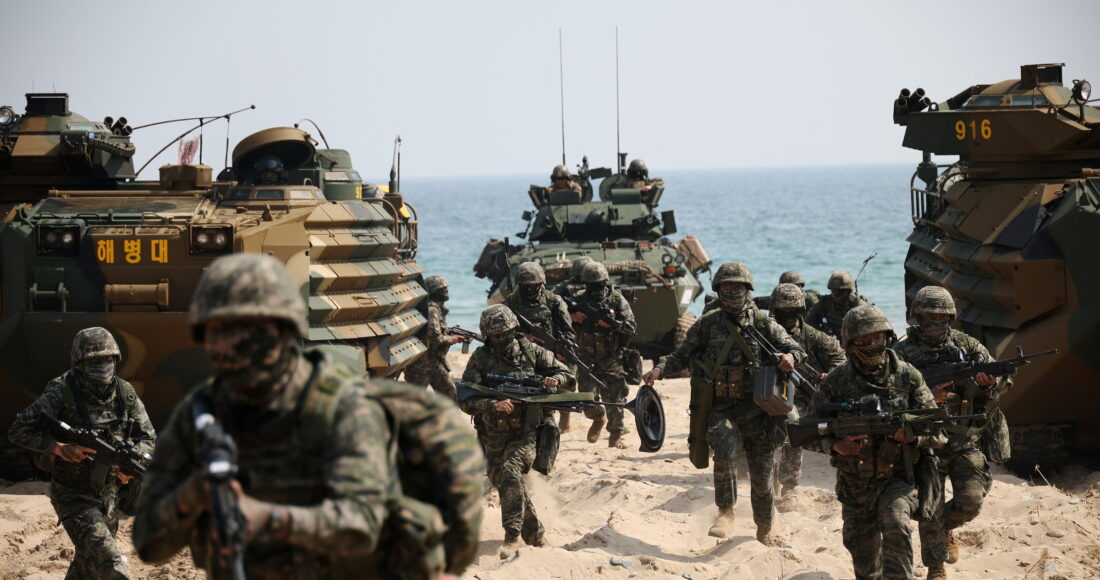Binh sĩ Mỹ và Hàn Quốc trong cuộc diễn tập đổ bộ Ssangyong ở Pohang, Hàn Quốc ngày 29/3. Ảnh: Reuters