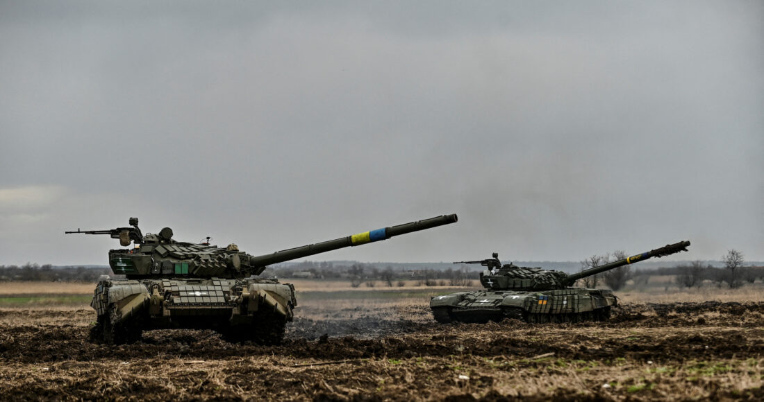 Xe tăng Ukraine trong một cuộc diễn tập gần tiền tuyến ở vùng Zaporizhzhia ngày 5/4. Ảnh: Reuters
