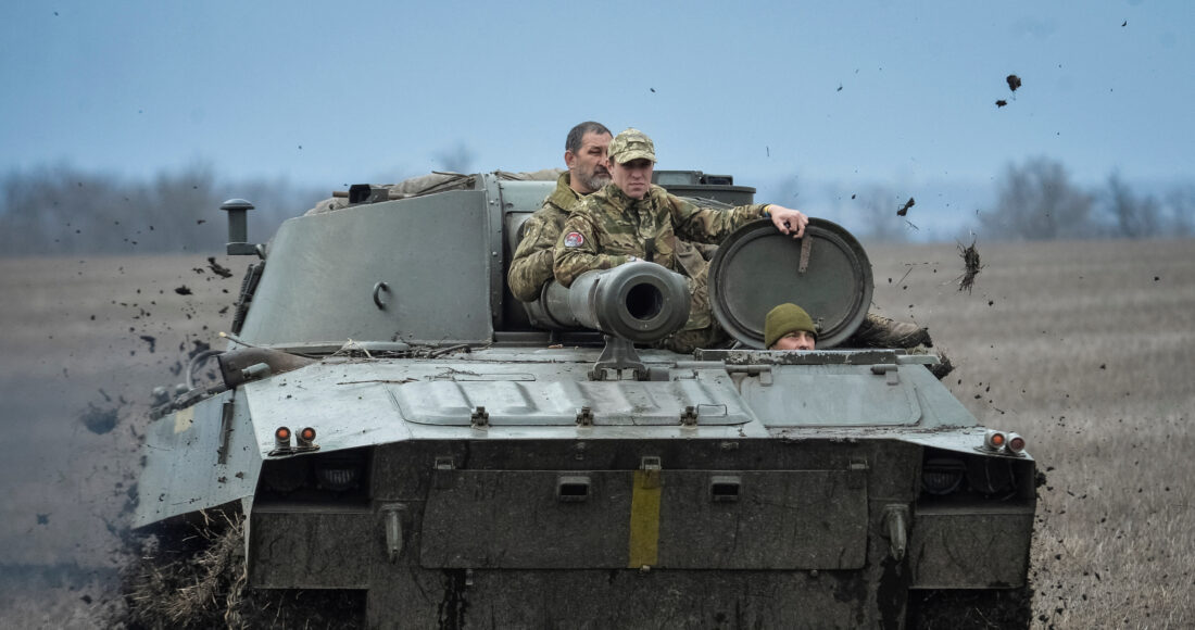 Lính Ukraine điều khiển pháo tự hành gần thành phố Bakhmut, tỉnh Donetsk ngày 7/4. Ảnh: Reuters